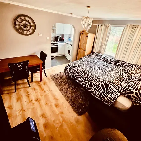 Cosy Flat 10 Mins From Station Apartment